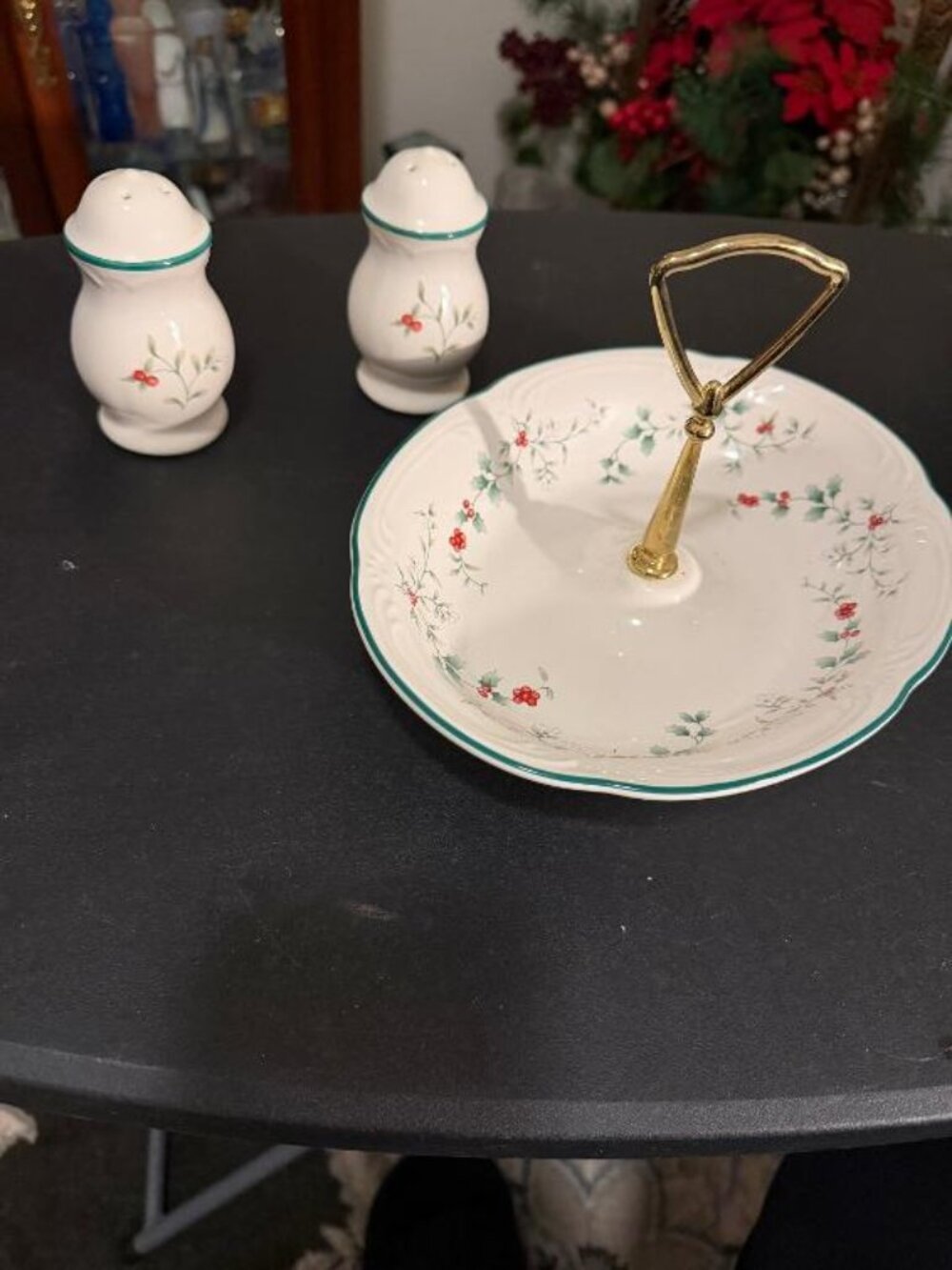 Lot of 3 Pfaltzgraff Winterberry Oval Server w/Handle & S&P Shakers - LOT16-32X